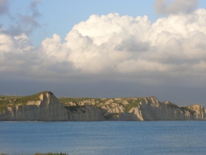 Commons Wikimedia:  Acantilados de la costa griega