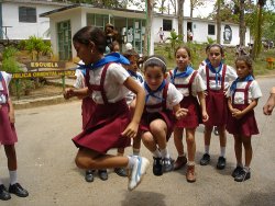 Commons Wikimedia: Escolares en Cuba