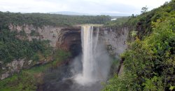 Commons Wikimedia: Cataratas Kaieteur (Guyana)