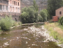 Commons Wikimedia: Río Bernesga (León, España). Estiaje de agosto.