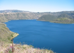 Commons Wikimedia: Lago Cuicocha (Ecuador)