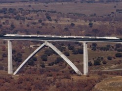 Commons Wikimedia: Viaducto del tren de alta velocidad (AVE, España)