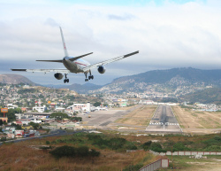 Commons Wikimedia: Aeropuerto de Toncontin (Honduras)