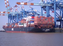Commons Wikimedia: Barco mercante cargado con contenedores