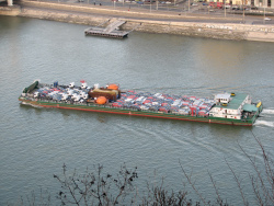 Commons Wikimedia: Barcaza en el Danubio