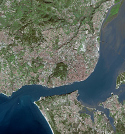 Commons Wikimedia: Desembocadura del Tajo en Lisboa