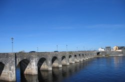 Commons Wikimedia: Puente sobre el río Shannon (Irlanda)