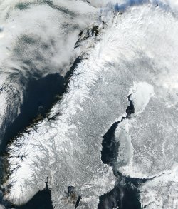 Commons Wikimedia: Península escandinava nevada.