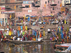 Commons Wikimedia: Río Ganges en Benarés