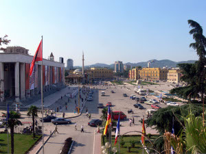Commons Wikimedia: Vista de Tirana (Albania)